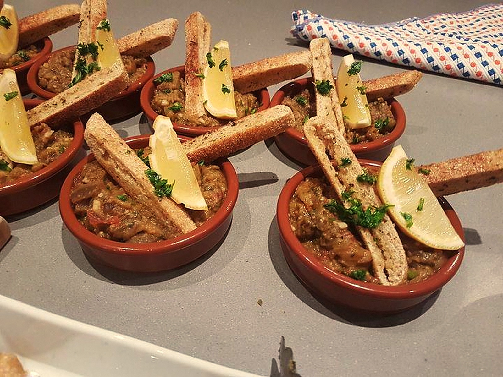 Caviar d'aubergines (zalouk) en cassolettes de terre cuite