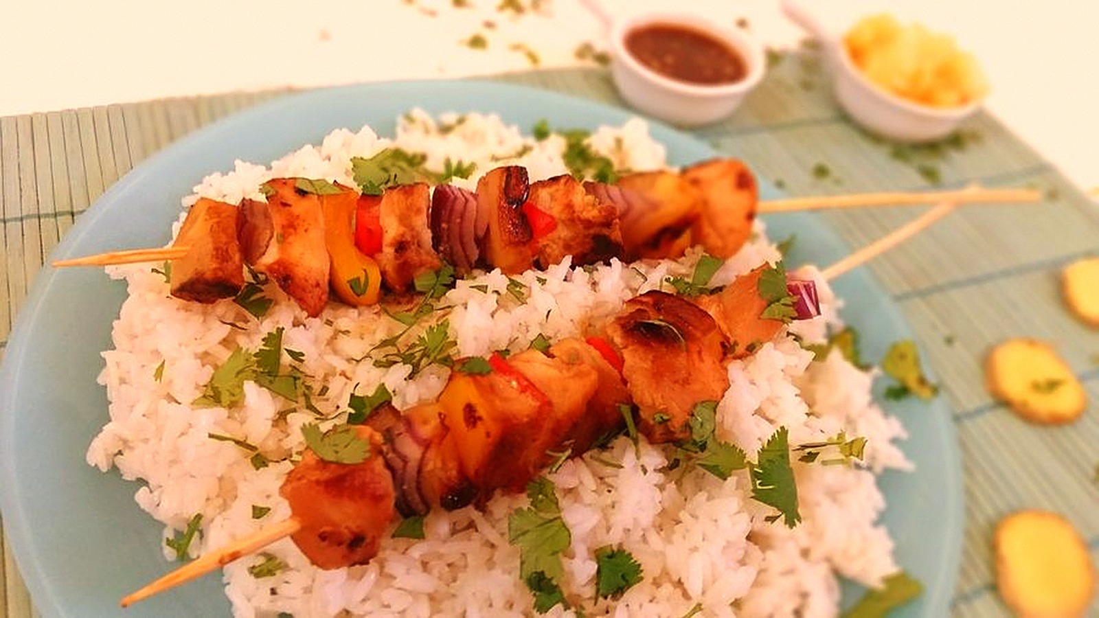 Brochettes de poulet marinées et riz pilaf