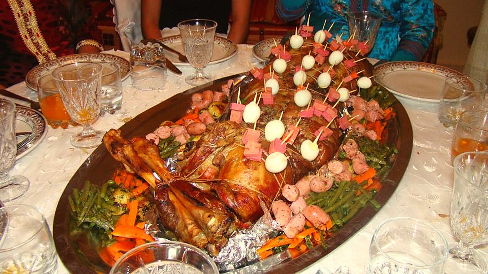 Méchoui d'agneau servi en table de fête