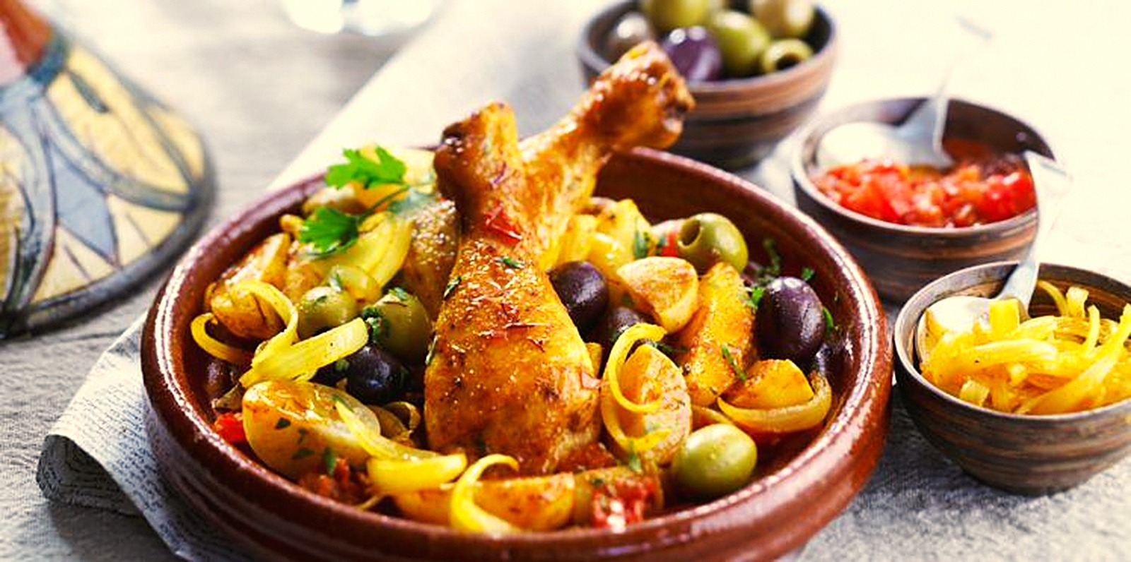 Tajine de poulet au citron confit et aux olives