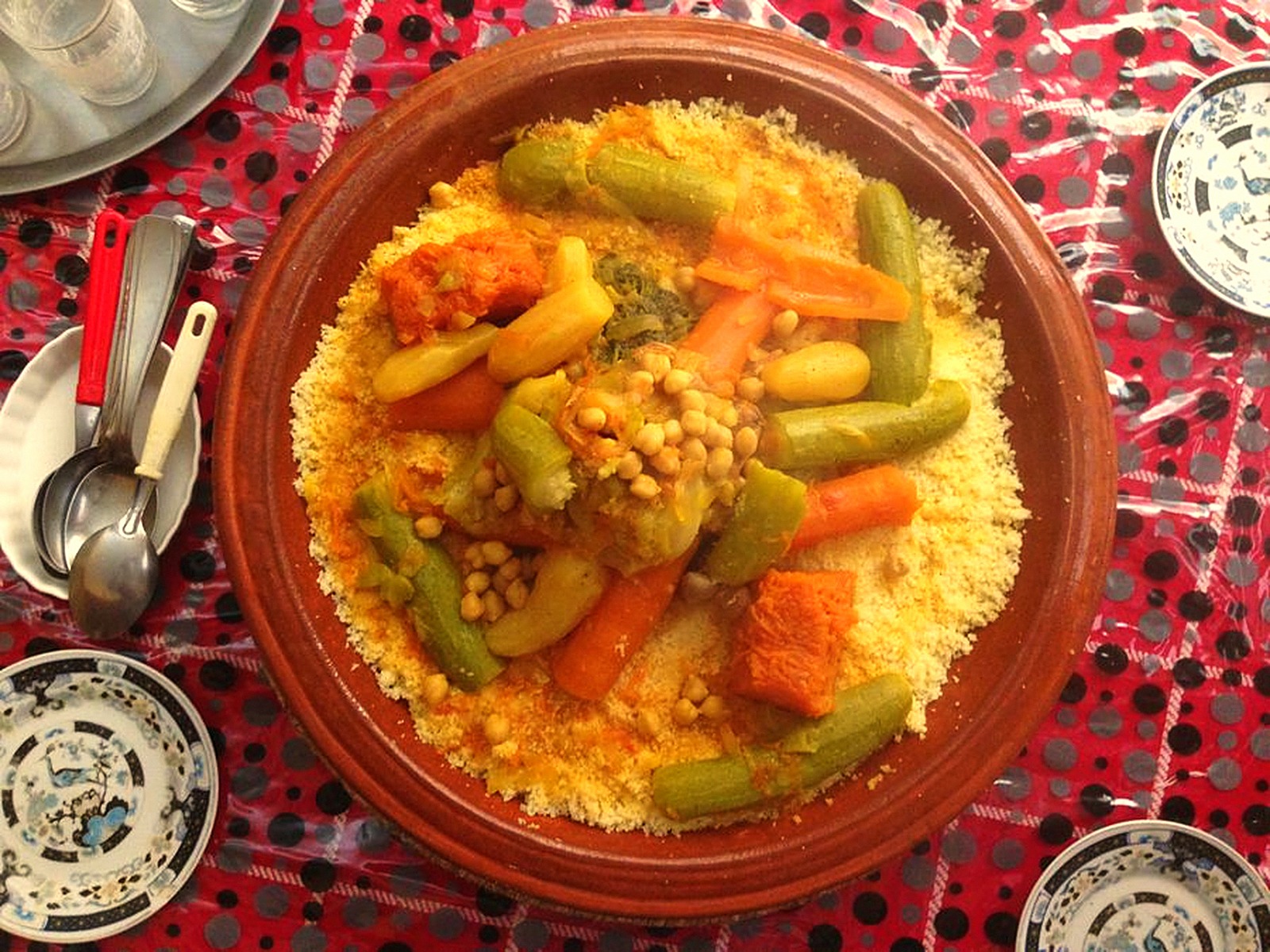 Couscous marocain aux légumes en plat de terre cuite