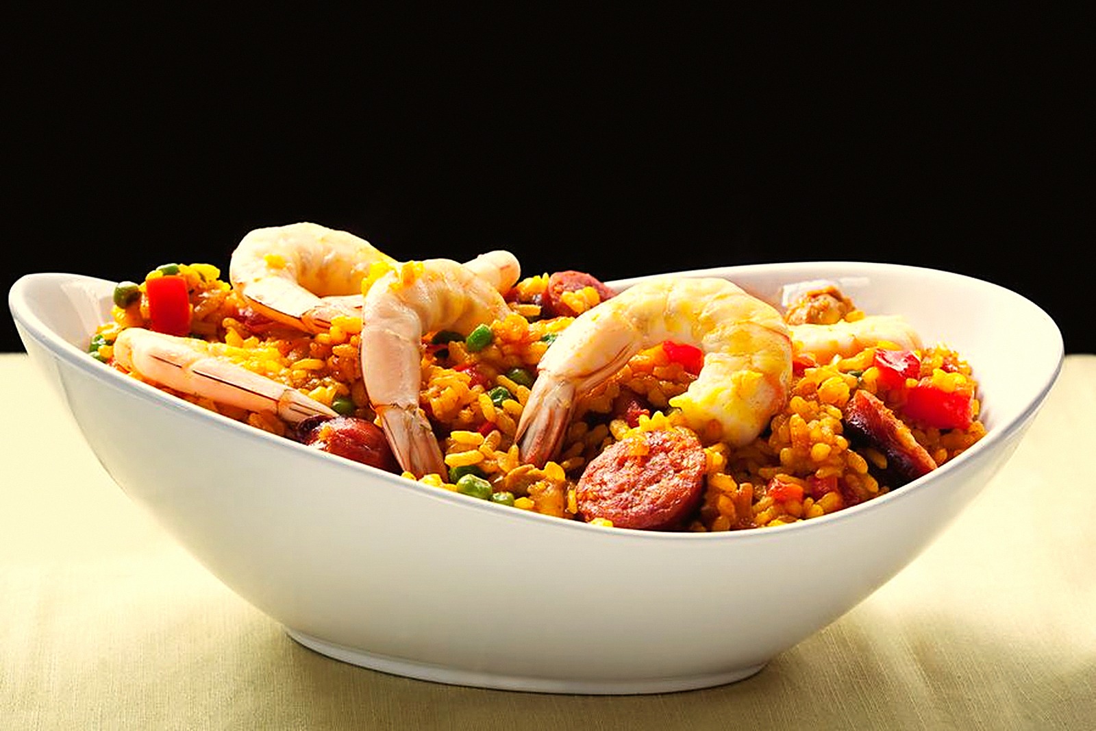 Paella royale aux crevettes et au chorizo