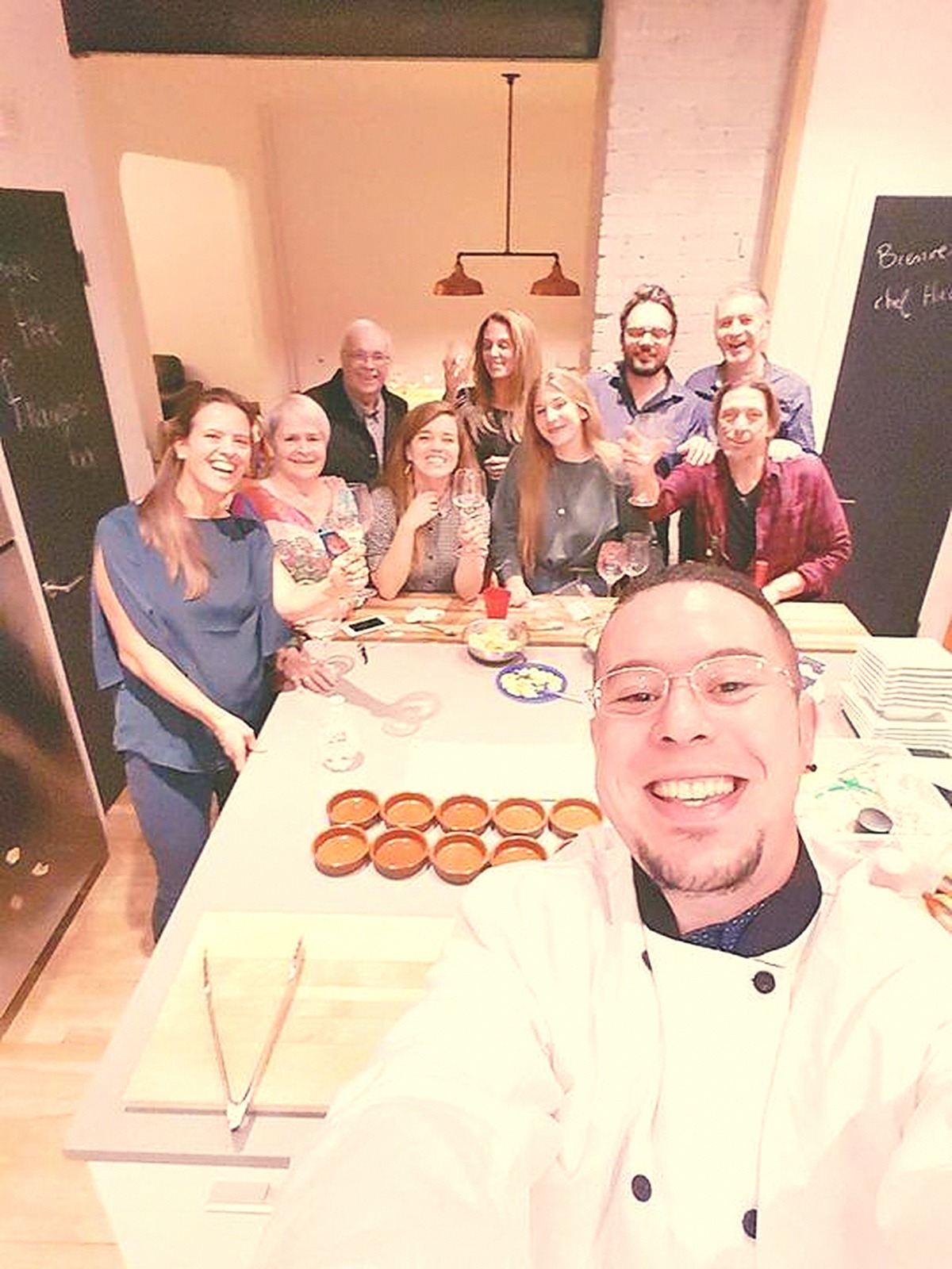 Le chef avec ses invités, menu sur mesure